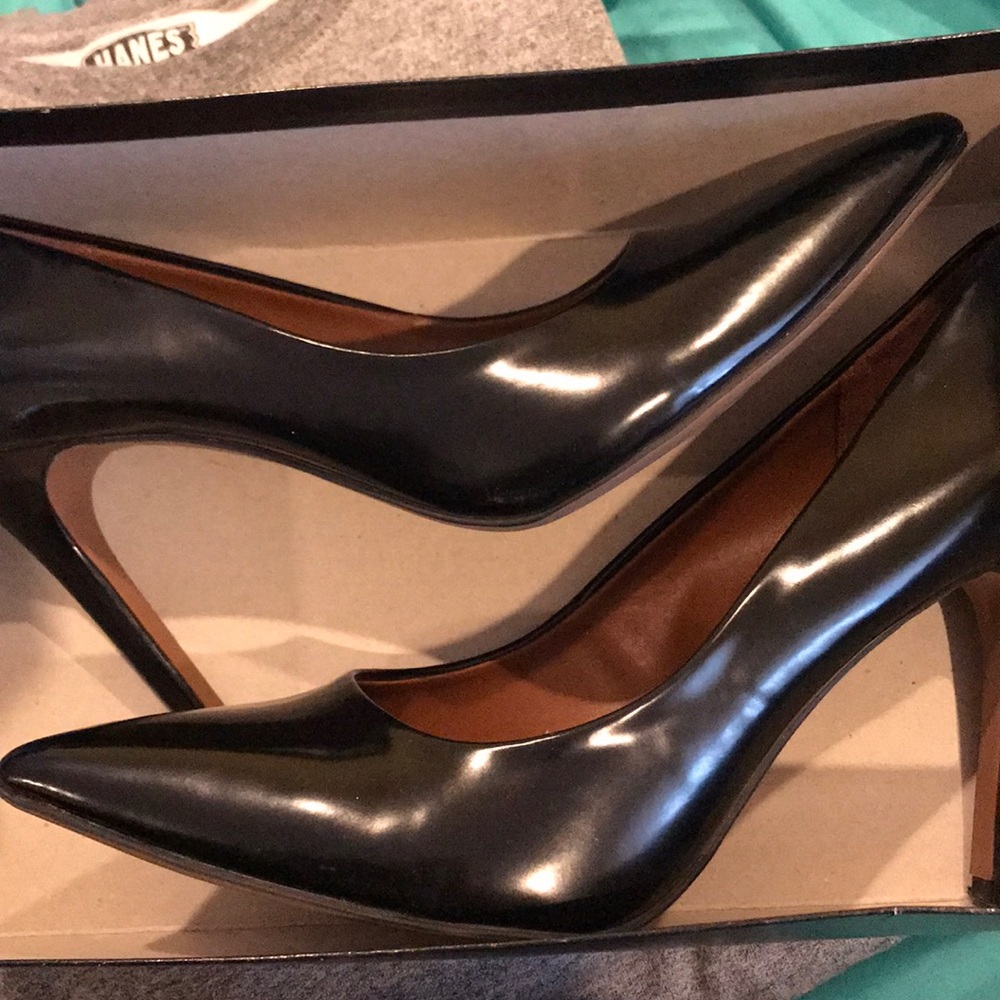 BRAND NEWW Black pointy heels